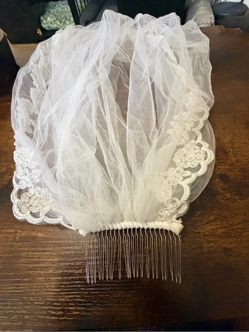 1 teir floral, scallop, elegant, long bridal veil
